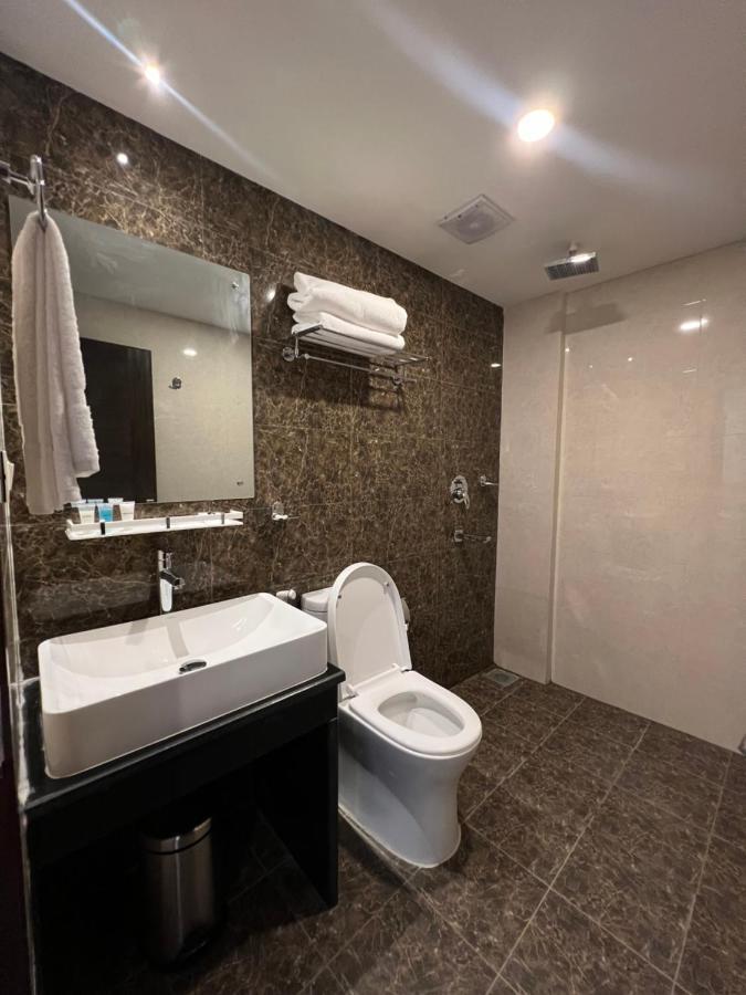 Hotel Black Diamond - Transit Point Inside Hotel กาฐมาณฑุ ภายนอก รูปภาพ