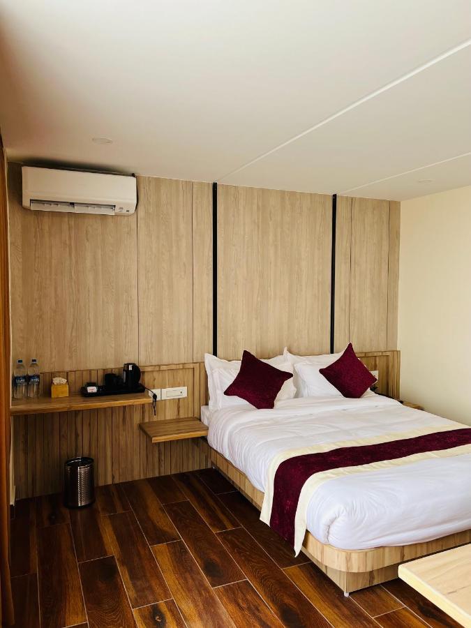 Hotel Black Diamond - Transit Point Inside Hotel กาฐมาณฑุ ภายนอก รูปภาพ