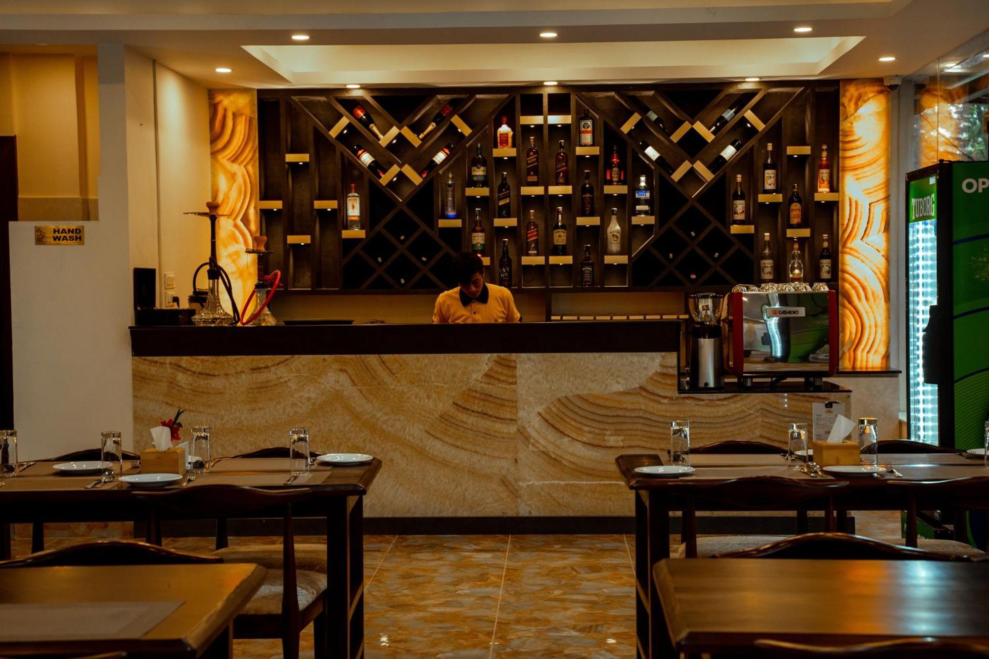 Hotel Black Diamond - Transit Point Inside Hotel กาฐมาณฑุ ภายนอก รูปภาพ