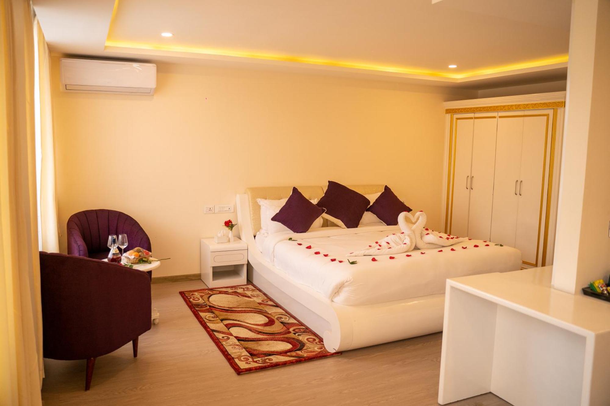 Hotel Black Diamond - Transit Point Inside Hotel กาฐมาณฑุ ภายนอก รูปภาพ